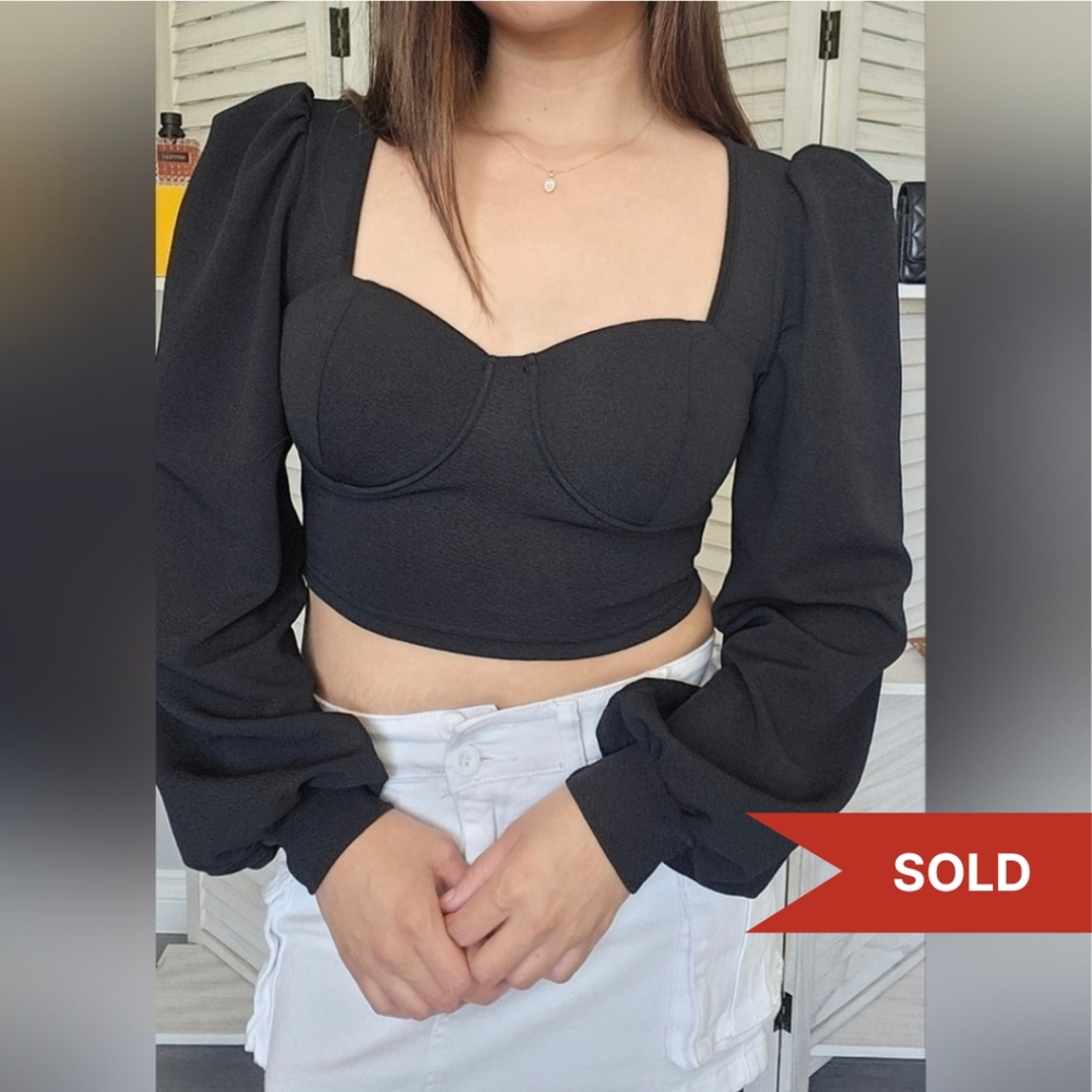 Black long puff sleeve crop top